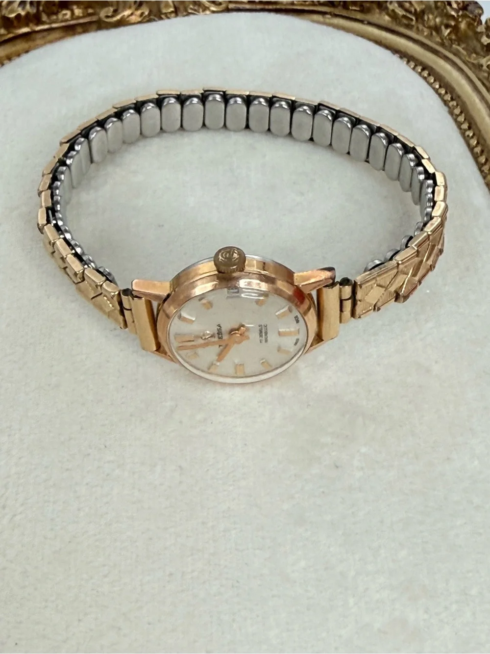 Vintage Tressa 17 jewels small Swiss hand wind up mechanical 